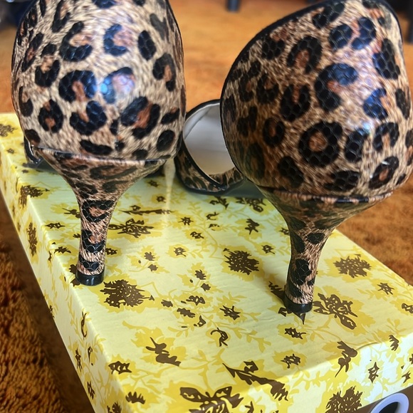 Gorgeous Leopard d'orsay-style pump - Picture 3 of 5